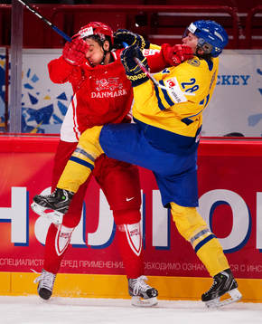 Stefan Lassen, Danmark, tacklar Jonas Brodin, Sverige