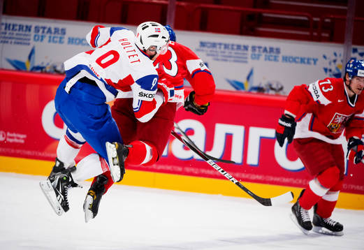 Marius Holtet, Norge, tacklar Ondrej Nemec, Tjeckien