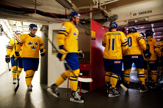 De svenska spelarna på väg in till isen