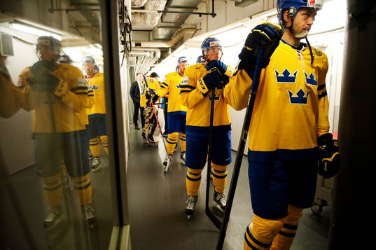 Loui Eriksson och Victor Hedman, Sverige, står och väntar