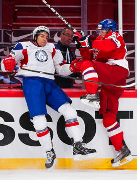 Andreas Martinsen, Norge, tacklas av Jakub Nakladal,