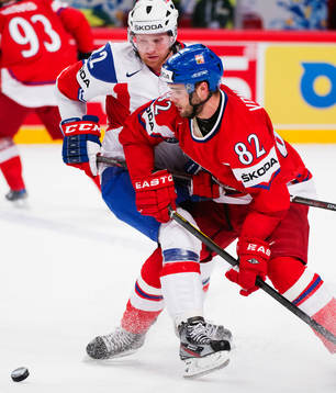 Martin Röymark, Norge, i kamp om pucken med Michal