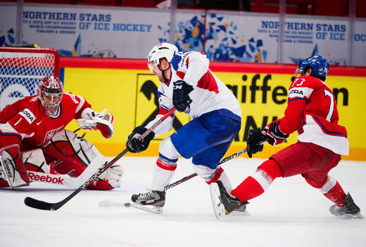 Jonas Holös, Norge, får ett friläge