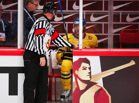 Victor Hedman, Sverige, får en tillsägelse av domaren