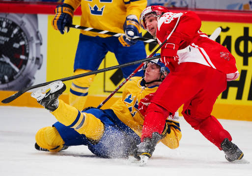 Frans Nielsen, Danmark, får Jonas Brodin, Sverige, på fall