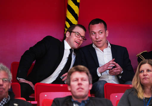 Prins Daniel ser matchen från VIP-läktaren