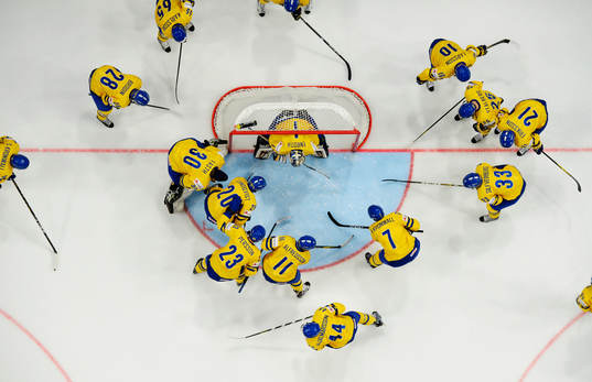 De svenska spelarna samlas kring Jhonas  Enroth, målvakt,