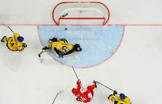 Nichlas Hardt, Danmark, gör 4-1 bakom Jhonas  Enroth,