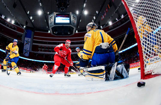 Nichlas Hardt, Danmark, gör 4-1 bakom Jhonas  Enroth,