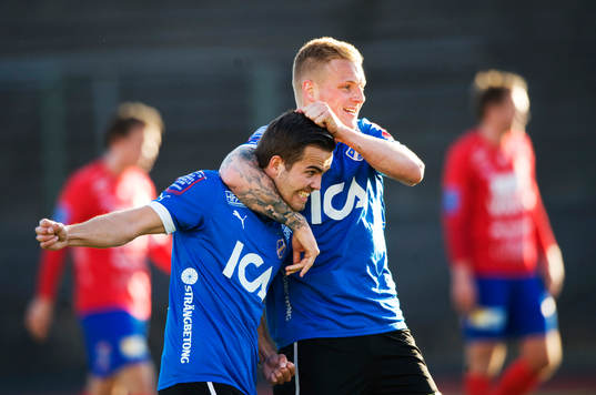 1-1, målskytten Kristinn Steinthorsson grattas av