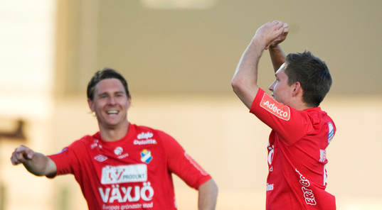 2-1 Andreas Wihlborg som grattas av passningsläggaren