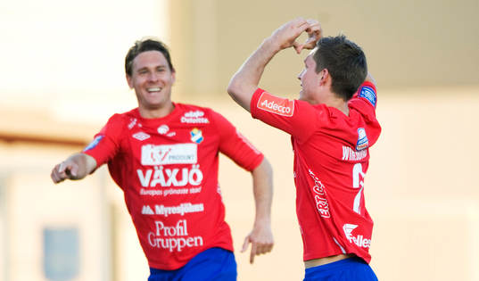 2-1 Andreas Wihlborg som grattas av passningsläggaren