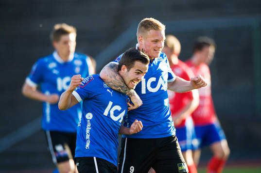 1-1 Kristinn Steinthorsson, som grattas av landsmannen