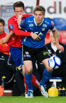 Mikael Boman, Halmstad, försöker slita sig loss