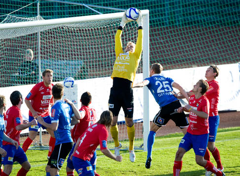 Alexander Nadj, målvakt, Öster greppar inlägg