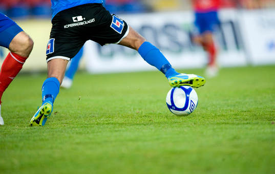 Fot, fötter, boll, fotboll, gräs, gräsmatta,