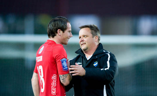 Johan Persson, Öster, tackas av Roar Hansen, tränare,