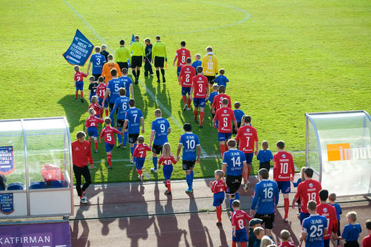 Inmarsch, spelare och domare äntrar planen