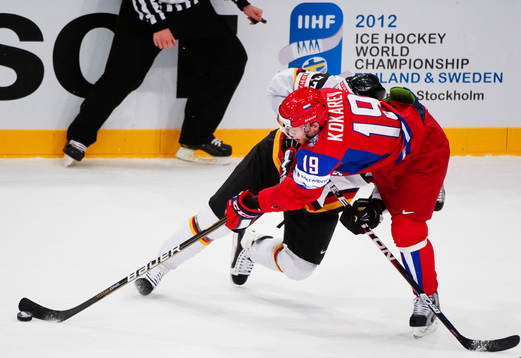 Nikolai Goc, Tyskland, tacklar Denis Kokarev, Ryssland