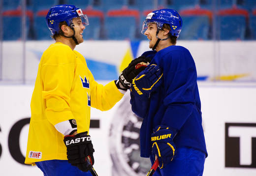 Viktor Stålberg och Erik Karlsson skojar med varandra