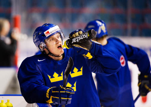 Jakob Silfverberg dricker vatten