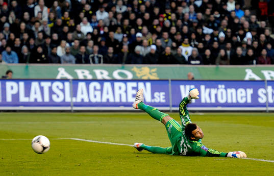 AIKs målvakt Kyriakos Stamatopoulos släpper in 0-1 målet