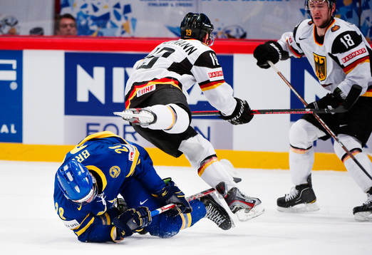 Jonas Brodin, Sverige, får Evan Kaufmann, Tyskland, på