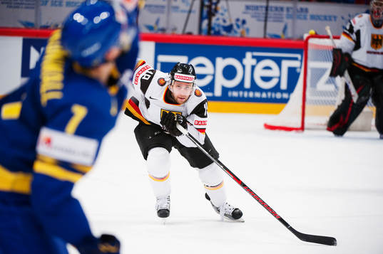 Evan Kaufmann, Tyskland, jagar pucken