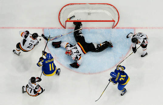 Daniel Alfredsson och Loui Eriksson, Sverige, oroar
