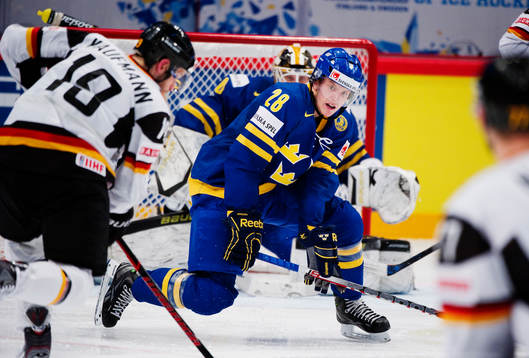 Jonas Brodin, Sverige, går ner och täcker skott