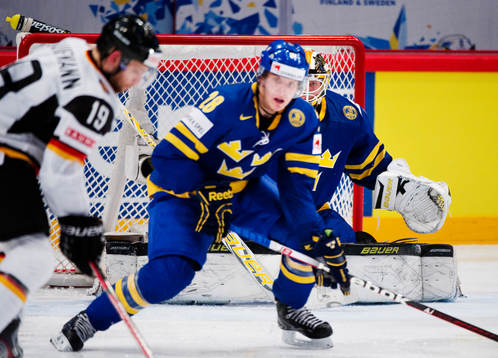 Viktor Fasth, målvakt, Sverige, har koll på pucken