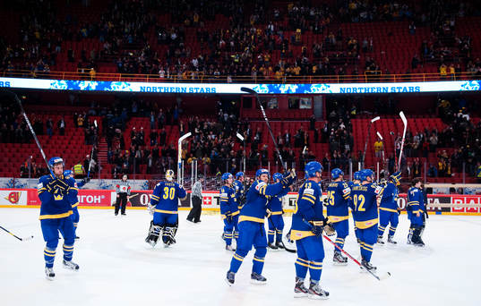 De svenska spelarna tackar publiken