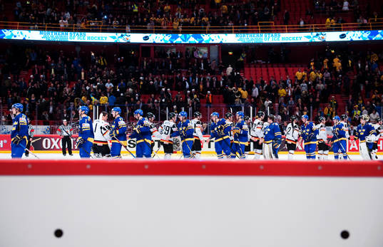 Spelarna tackar varandra