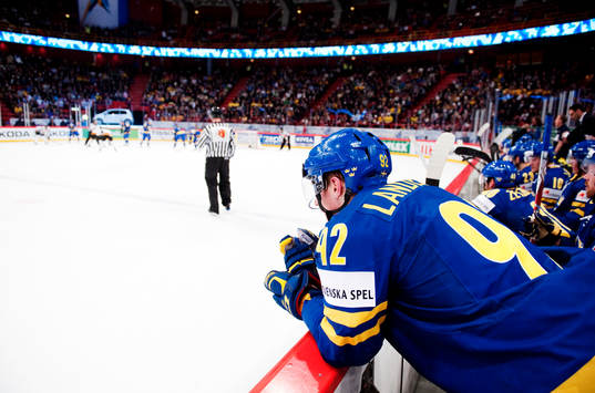 Gabriel Landeskog, Sverige, ser på spelet från bänken
