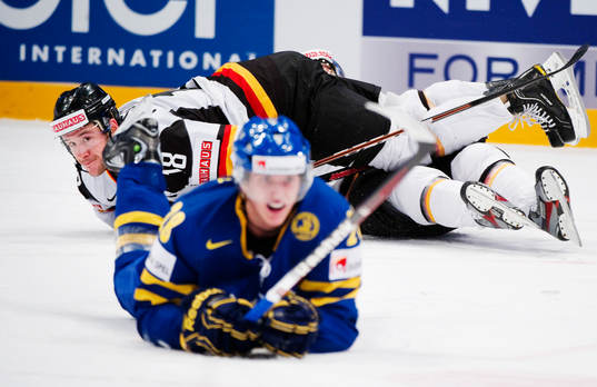Kai Hospelt, Tyskland, ligger ovanpå Evan Kaufmann. I