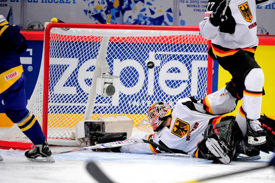Niklas Persson, Sverige, gör 4-2 bakom Dennis Endras,