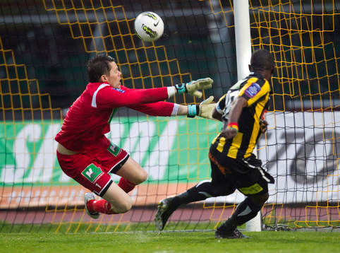 2-0. Mattias Hugosson, målvakt, Gefle, Abdul Majeed Waris,