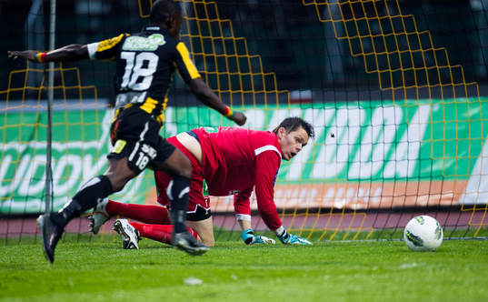 Abdul Majeed Waris, Häcken, Mattias Hugosson, målvakt,