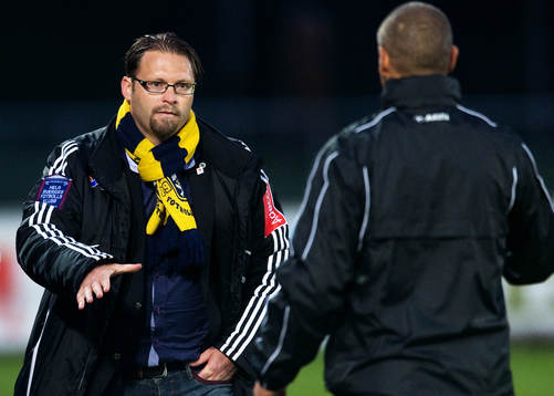 Joakim Persson, tränare Ängelholm, tackar Henrik Larsson,