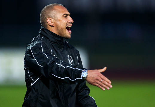 Henrik Larsson, tränare. Skriker åt spelarna