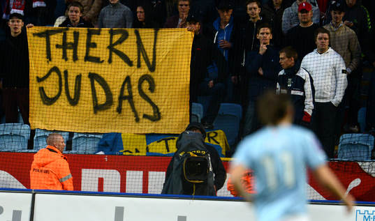 Delar av klacken i Helsingborg tycker att Simon Thern,