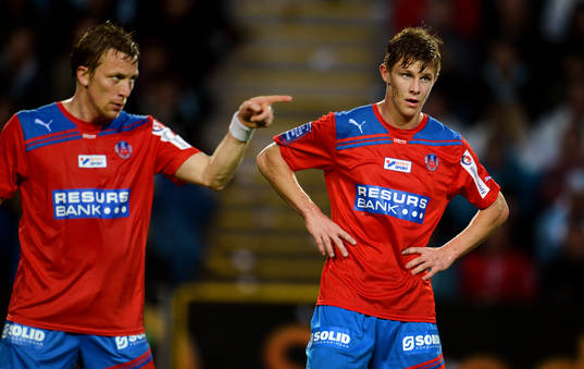 Erik Edman pekar på Emil Krafth, Helsingborg