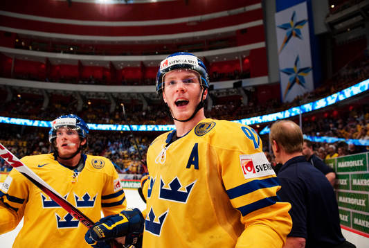 Gabriel Landeskog, Sverige, skriker åt Alexander Svitov,