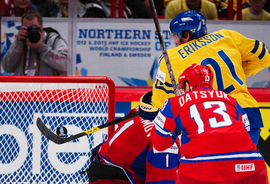 Loui Eriksson, Sverige, är nära att trycka in pucken i