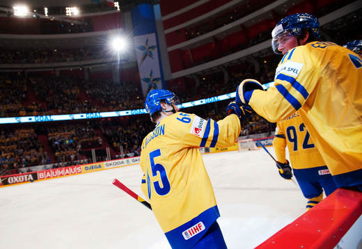 Erik Karlsson, Sverige, gratuleras till sitt 1-0-mål