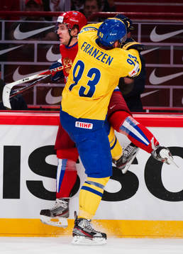 Johan Franzén, Sverige, tacklar en rysk spelare