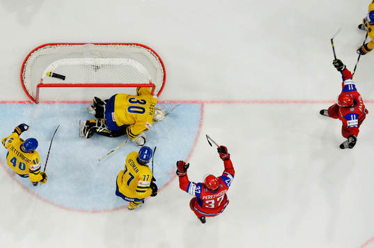 Alexander Perezhogin och Yevgeni Malkin, Ryssland, jublar