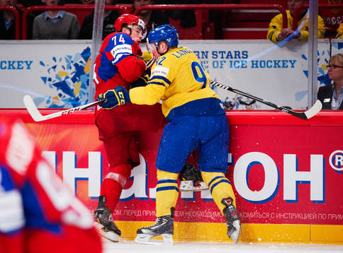 Alexei Yemelin, Ryssland, tacklas av Gabriel Landeskog,