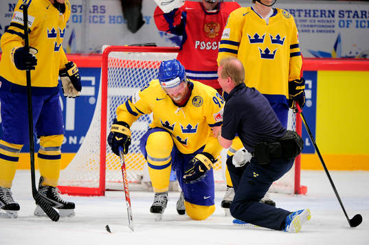 Johan Franzén, Sverige, hjälps upp av läkaren
