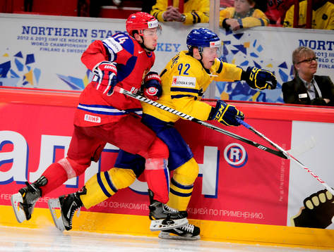 Alexei Yemelin, Ryssland, tacklar Gabriel Landeskog, Sverige
